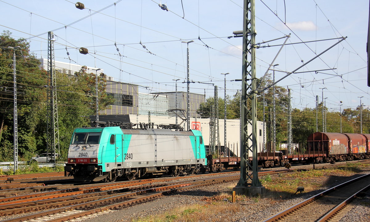 Die Cobra 2840  kommt aus Richtung Montzen/Belgien mit einem Güterzug aus Antwerpen-Noord(B) nach Köln-Gremberg(D) und fährt in Aachen-West ein. 
Aufgenommen vom Bahnsteig in Aachen-West.
Bei Sommerwetter am Nachmittag vom 19.9.2018.