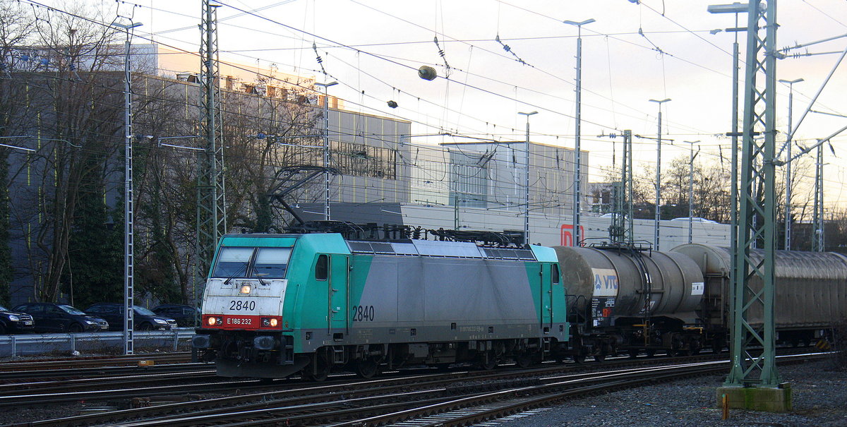 Die Cobra 2840  kommt aus aus Richtung Köln,Aachen-Hbf mit einem Güterzug aus Köln-Gremberg nach Antwerpen-Noord(B) und fährt in Aachen-West ein. 
Aufgenommen vom Bahnsteig in Aachen-West. 
Bei Sonnenschein und Wolken am Kalten Nachmittag vom 5.1.2017.