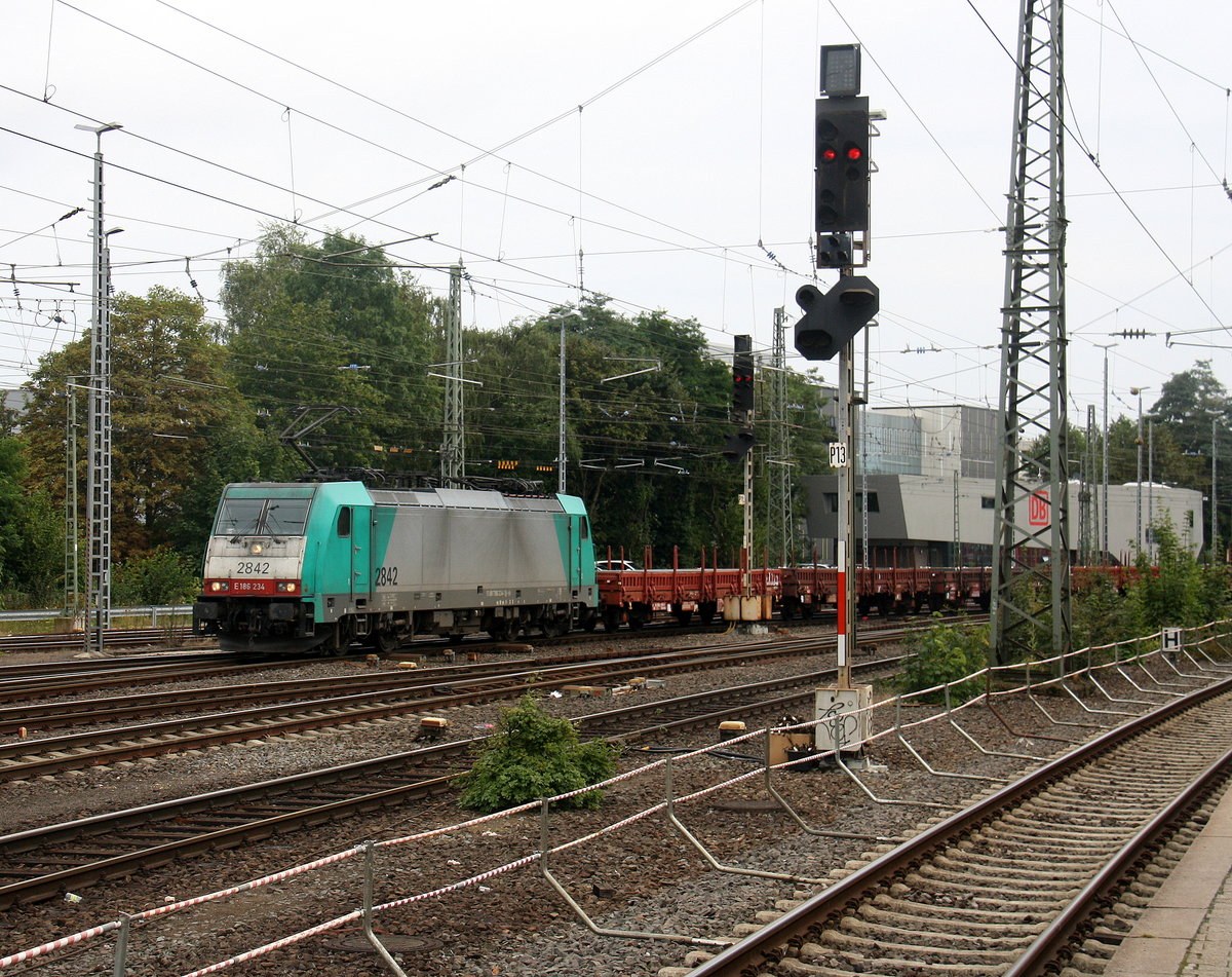 Die Cobra 2842  kommt aus Richtung Montzen/Belgien mit einem gemischten Güterzug aus Antwerpen-Noord(B) nach Köln-Gremberg und fährt in Aachen-West ein. Aufgenommen vom Bahnsteig in Aachen-West. 
Am Nachmittag vom 29.8.2016.