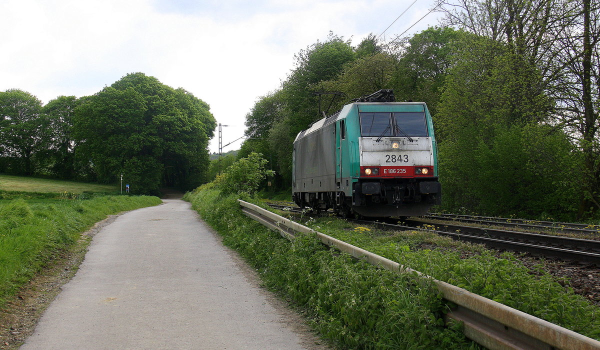 Die Cobra 2843 kommt als Lokzug aus Belgien nach Aachen-West und fuhr die Gemmenicher-Rampe herunter nach Aachen-West. Aufgenommen an der Montzenroute am Gemmenicher-Weg bei Sonne und Wolken am Nachmittag vom 9.5.2016.