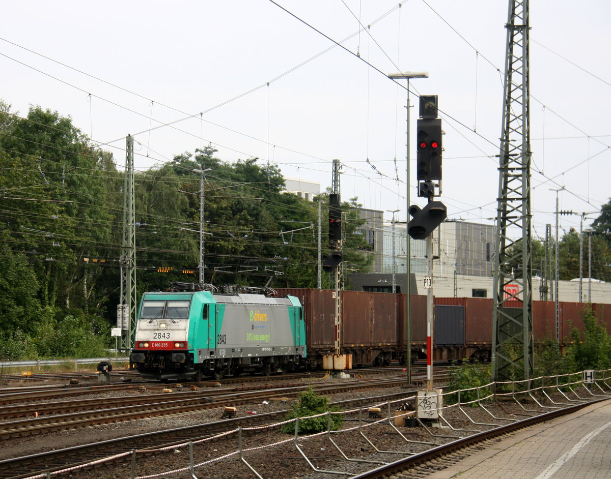 Die Cobra 2843 kommt als umleiter aus Richtung Montzen/Belgien mit einem Volvo-Containerzug aus Gent(B) nach Almhult(S) und fährt in Aachen-West ein.
Aufgenommen vom Bahnsteig in Aachen-West.
Am Nachmittag vom 29.8.2016. 