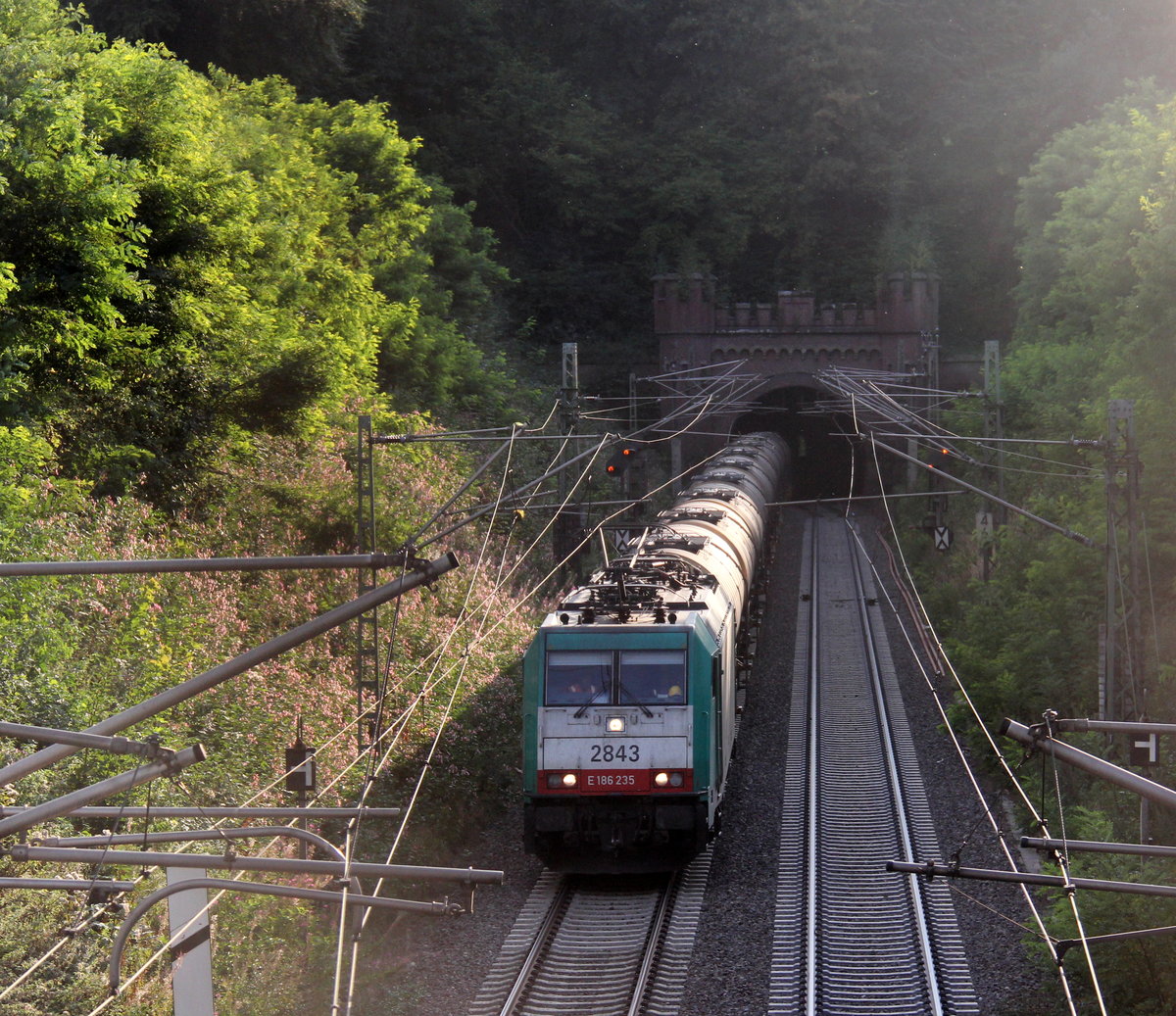 Die Cobra 2843 kommt aus dem Gemmenicher-Tunnel raus  mit einem Kesselzug aus Antwerpen-Noord/Verb.Adpo(B) nach Burghausen-Wackerwerk(D) und fährt nach Aachen-West und rollt die Gemmenicher-Rampe herunter nach Aachen-West. 
Aufgenommen in Reinartzkehl auf der Montzenroute. 
Bei Sommerwetter am Abend vom 31.8.2018.