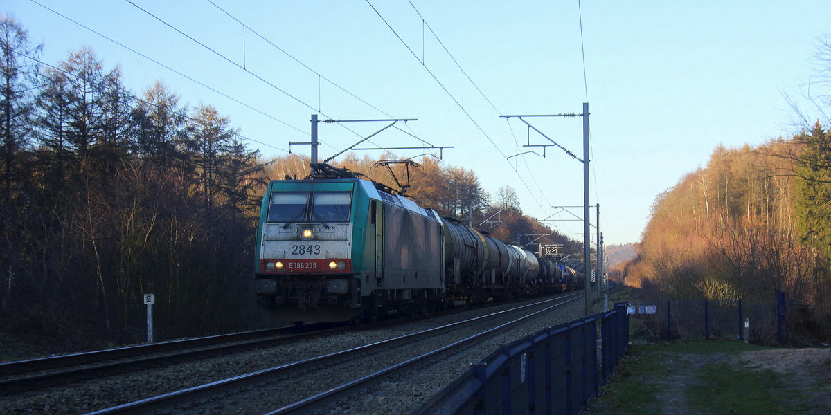 Die Cobra 2843  kommt mit einem Kesselzug aus Ludwigshafen-BASF(D) nach Antwerpen-BSAF(B) und kommt aus Richtung Aachen-West(D) und fährt durch den Gemmenicher-Wald(B) in Richtung Montzen(B),Vise(B). 
Aufgenommen an der Montzenroute bei Moresnet-Chapelle(B). 
Bei schönem Winterwetter am Kalten Nachmittag vom 20.1.2019.
