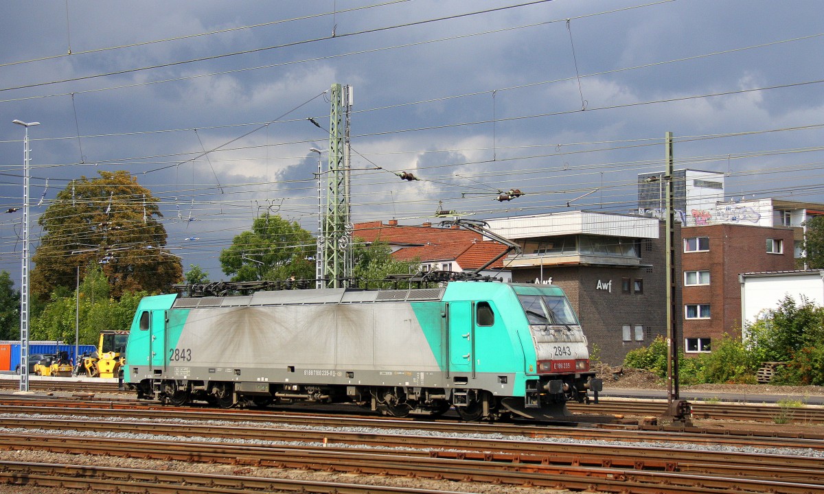 Die Cobra 2843 rangiert in Aachen-West. Aufgenommen vom Bahnsteig in Aachen-West bei Sonne und Gewitterwolken am Nachmittag vom 23.8.2014. 
