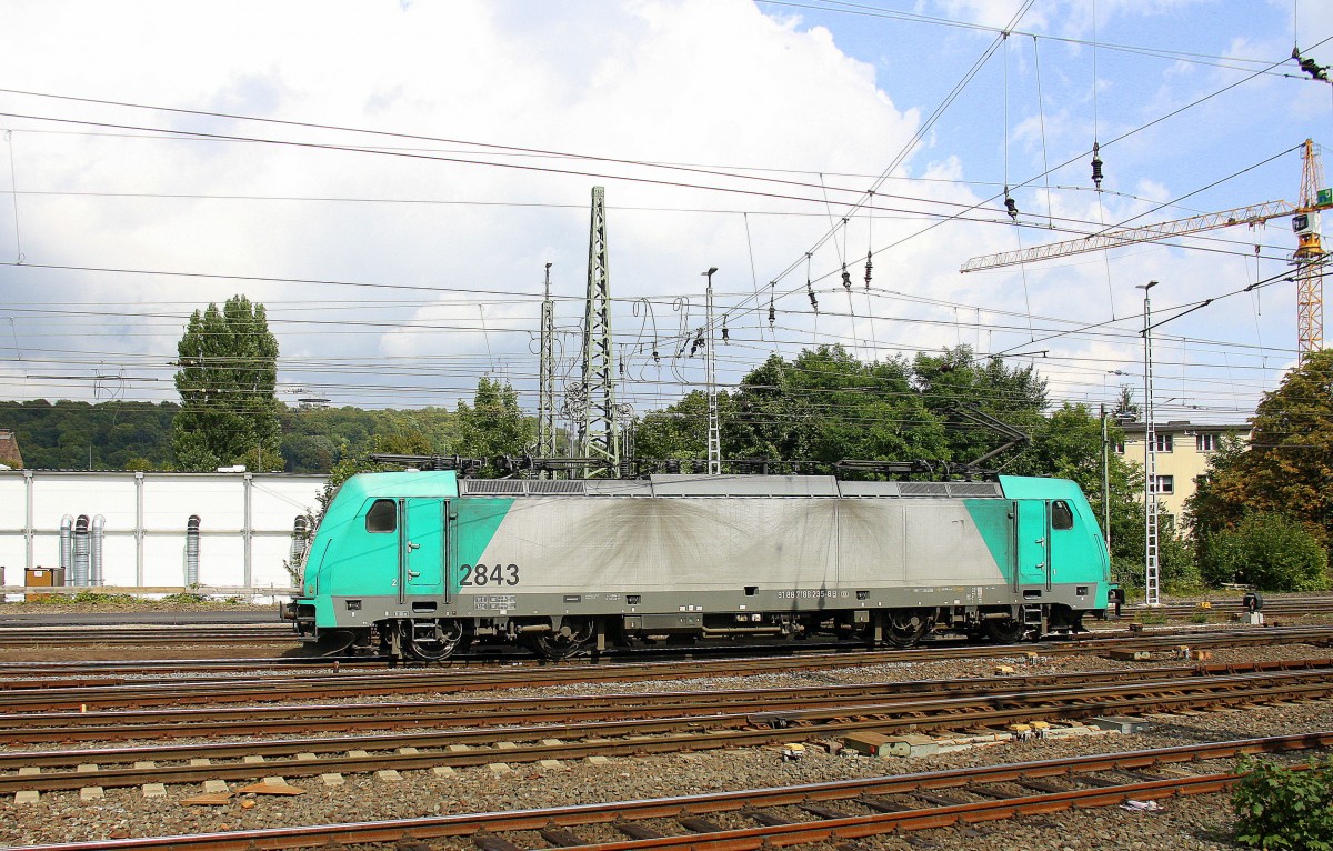 Die Cobra 2843 rangiert in Aachen-West.
Aufgenommen vom Bahnsteig in Aachen-West bei Sonne und Gewitterwolken am Nachmittag vom 23.8.2014. 