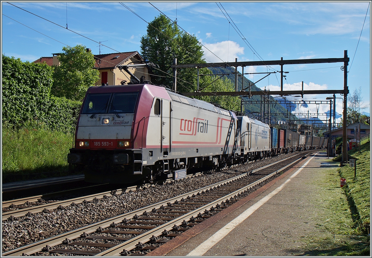 Die Crossrail 185 593 und eine weitere 185 mit einem Containerzug Richtung Nordne bei der Durchfahrt in Lugano Paradiso. 
30. April 2015