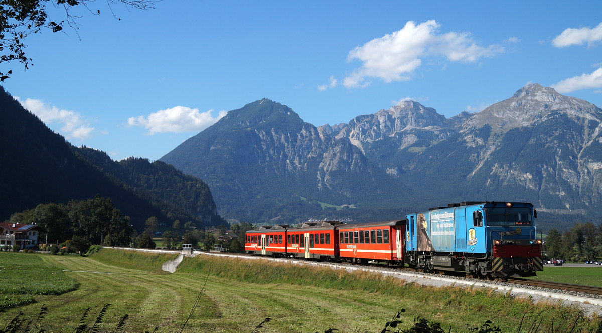 Die D 16  Greifvogelvorführung Mayrhofner Bergbahnen  unterwegs mit dem R 151 von Jenbach nach Mayrhofen, aufgenommen bei Schlitters-Bruck am Ziller. 28.09.2018.