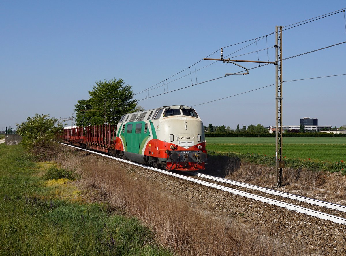 Die D 220 049 mit einem Güterzug am 21.04.2017 unterwegs bei Villafranca di Verona.