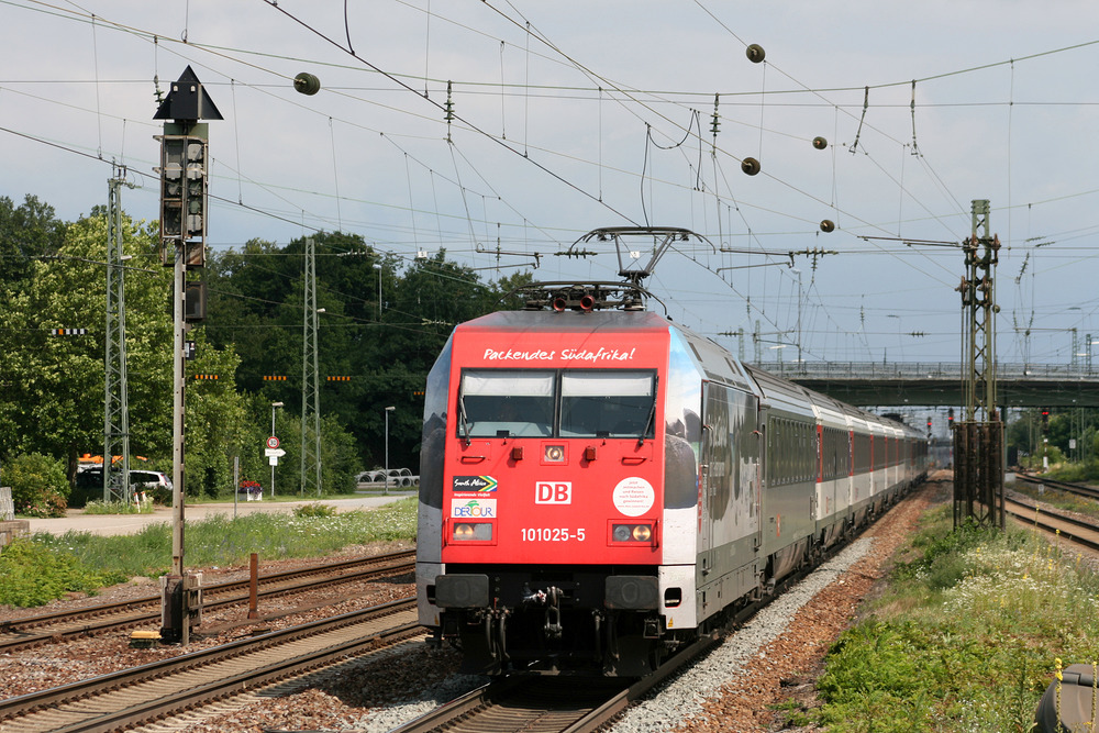 Die damals für Südafrika werbende 101 025 wurde am 17. Juli 2012 in Graben-Neudorf abgelichtet.