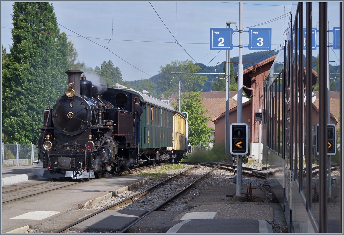 Die Dampfbahn Furka Bergstrecke (DFB) Gastlok HG 3/4 N° 4 verlässt Blonay mit dem Riviera Belle Epoque Zug Richtung Vevey, am der Spitze der Zuges dampft die BC HG 3/4 N° 3.
21. Mai 2018 