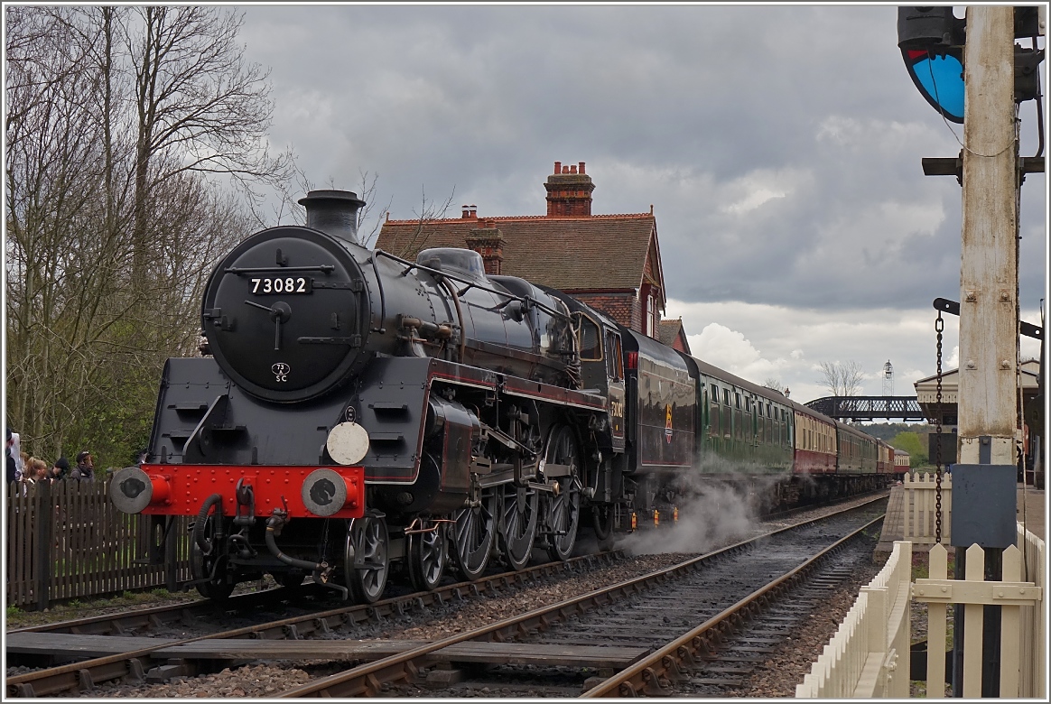 Die Dampflok 73082, Baujahr 1955, wartet in Sheffield Park auf die Abfahrt nach East Grinstead.
(23.04.2016)