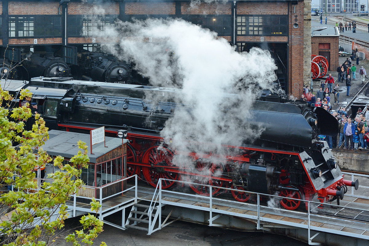 Die Dampflokomotive 01 0509-8 auf der Drehscheibe des Eisenbahnmuseums in Dresden. (April 2014)