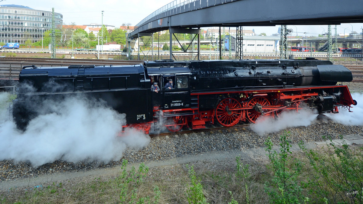 Die Dampflokomotive 01 0509-8 macht ordentlich Dampf in Dresden. (April 2014)
