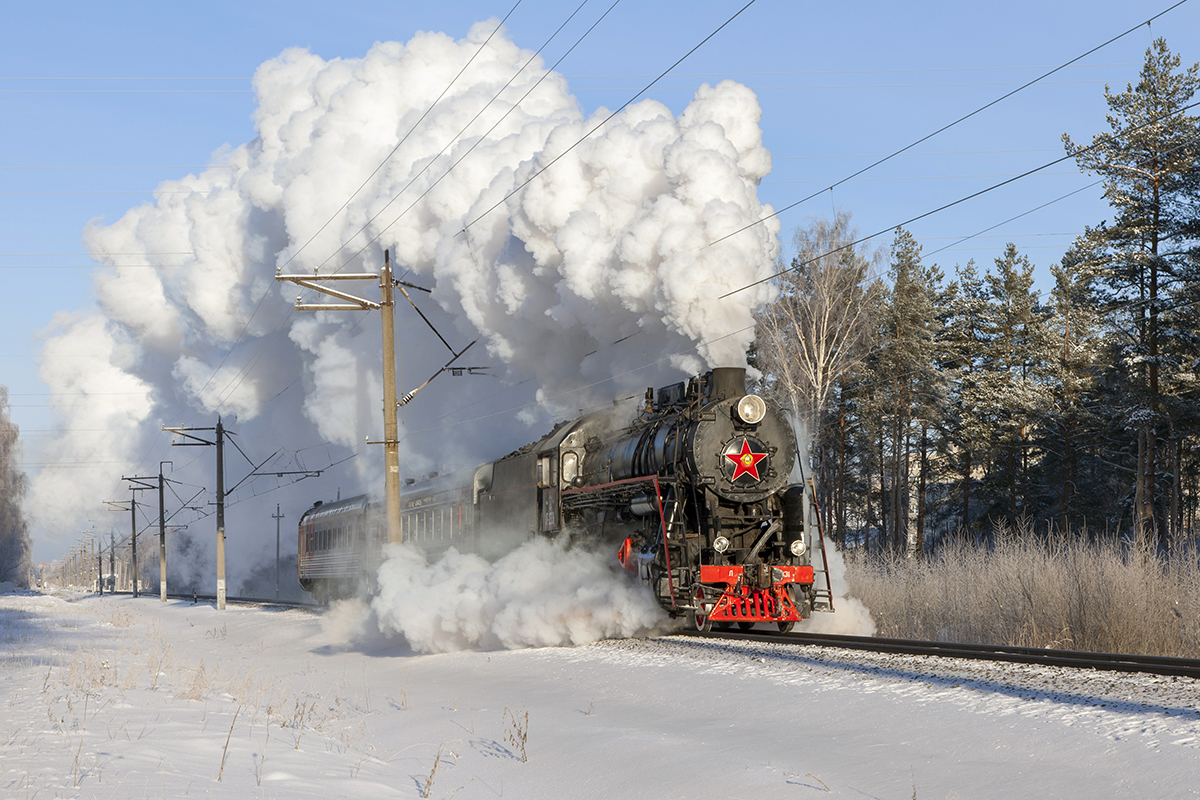 Die Dampflokomotive Л-2331 läuft mit einem Sonderzug Jaroslawl-Kostroma auf die Streke Dunayka - Telishchevo  unweit von Jaroslawl am 25. Januar 2018.  