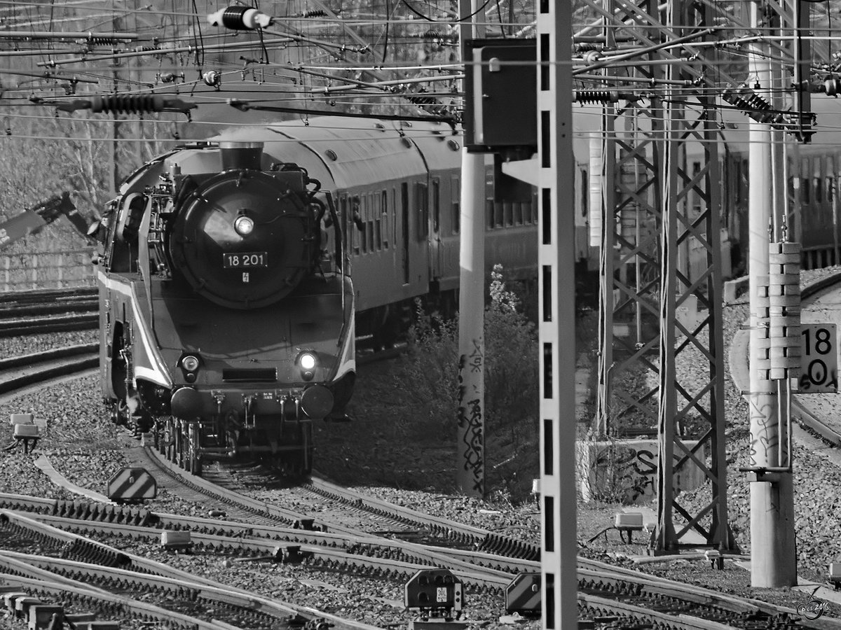 Die Dampflokomotive 18 201 ist im April 2014 mit einem Sonderzug in Dresden eingetroffen.