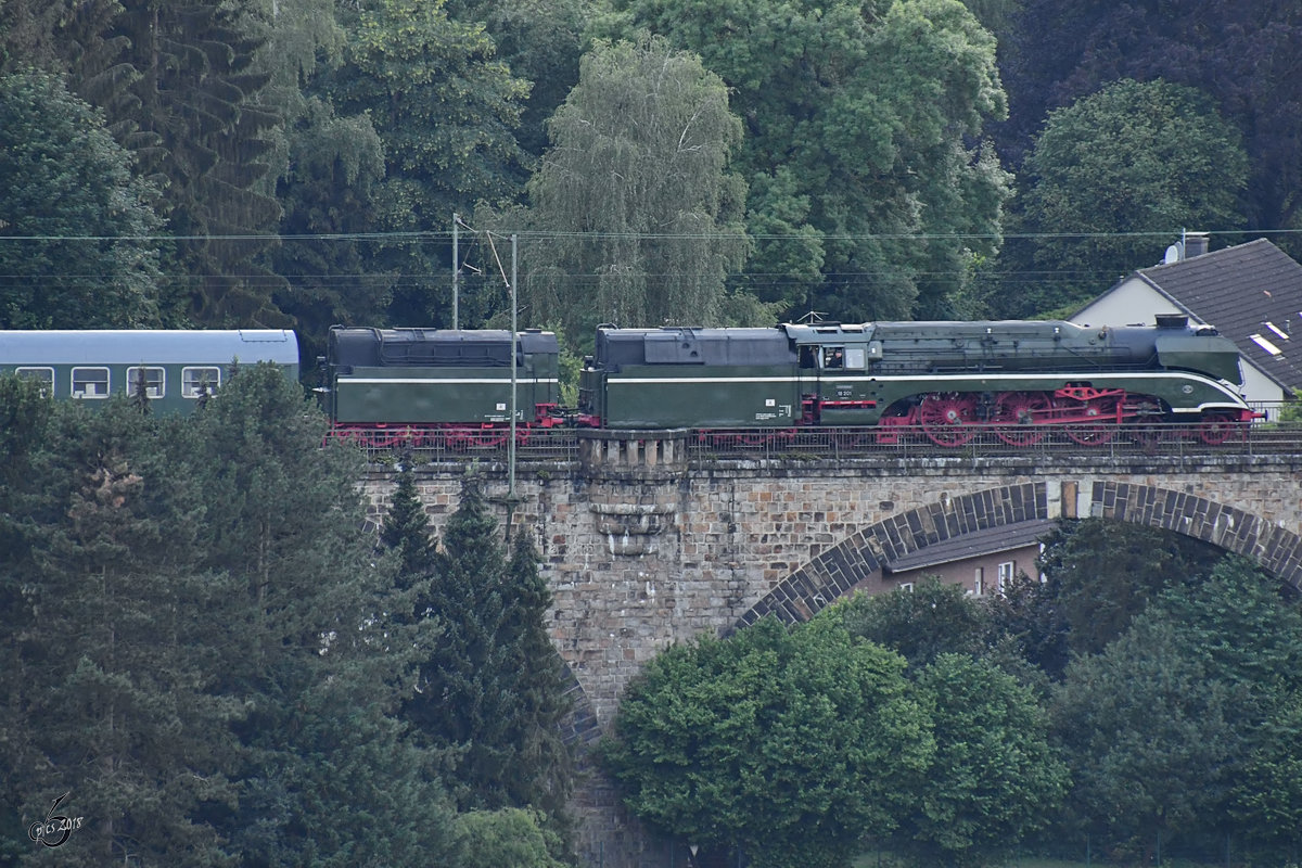 Die Dampflokomotive 18 201 Mitte Juni 2018 auf dem Wittener Ruhrviadukt.