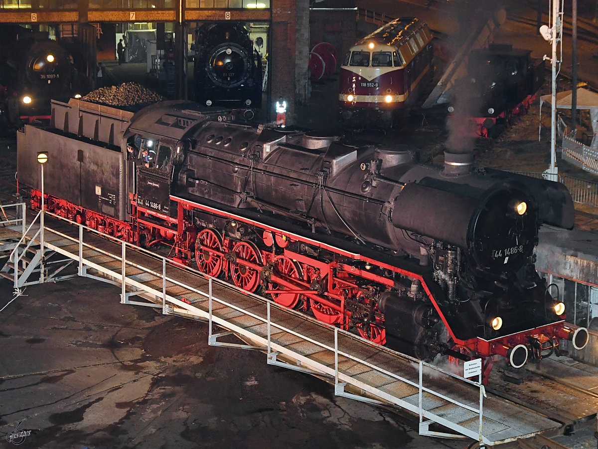 Die Dampflokomotive 44 1486-8 auf der Drehscheibe des Eisenbahnmuseums in Dresden. (April 2018)