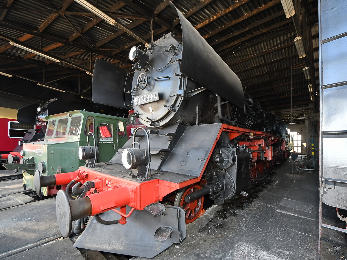 Die Dampflokomotive 50 3688-4 steht im Eisenbahnmuseum Arnstadt. (August 2018)