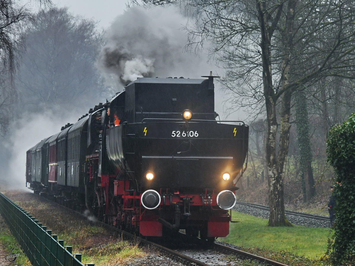 Die Dampflokomotive 52 6106 auf dem Rückweg nach Bochum. (Witten, April 2018)