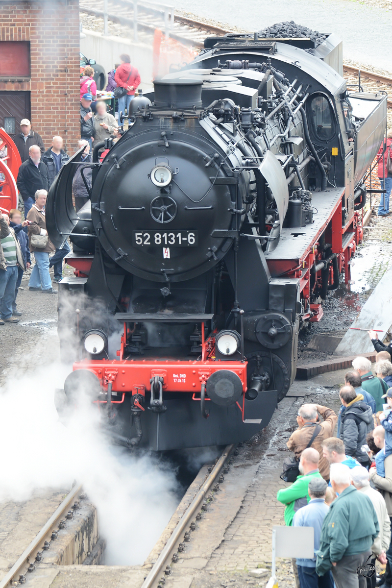 Die Dampflokomotive 52 8131-6 über der Schlackengrube im Eisenbahnmuseum Dresden. (April 2014)