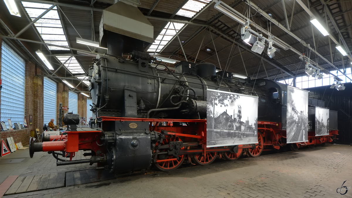 Die Dampflokomotive 55 3345 steht im Ringlokschuppen des Bochumer Eisenbahnmuseums. (September 2018)