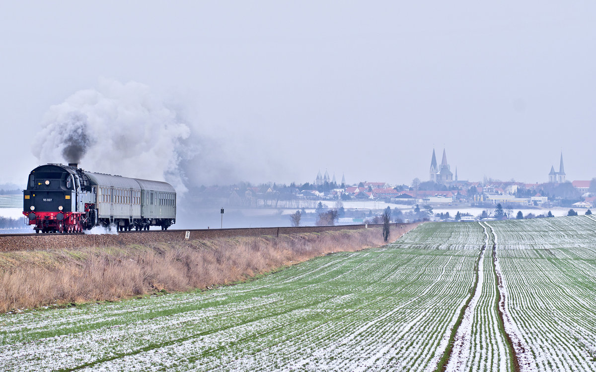 Die Dampflokomotive 95 027 hat soeben die Stadt Halberstadt verlassen und ist auf dem Weg ins Bw Blankenburg.Bild 10.2.2018