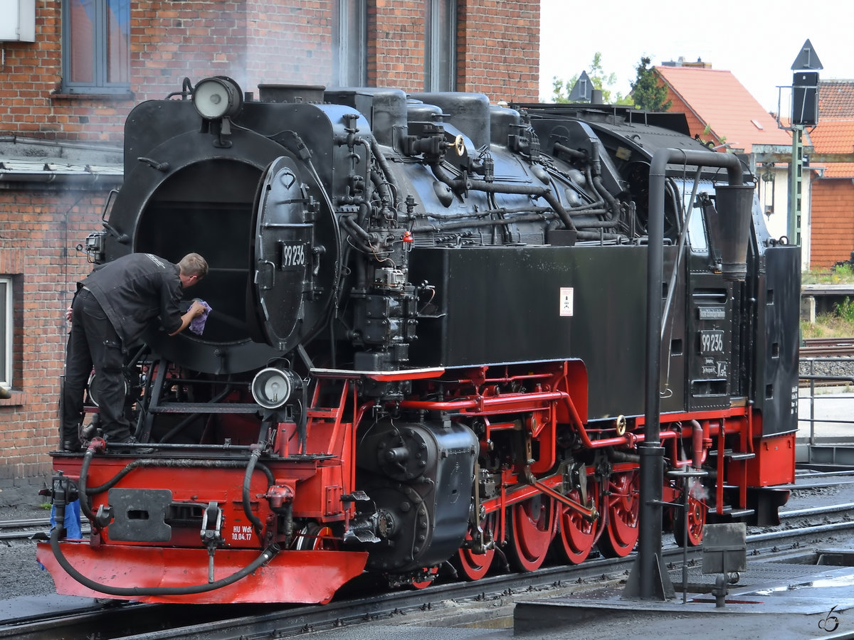 Die Dampflokomotive 99 236 wird vor dem nächsten Einsatz auf Herz und Nieren überprüft.  (Wernigerode, August 2018)