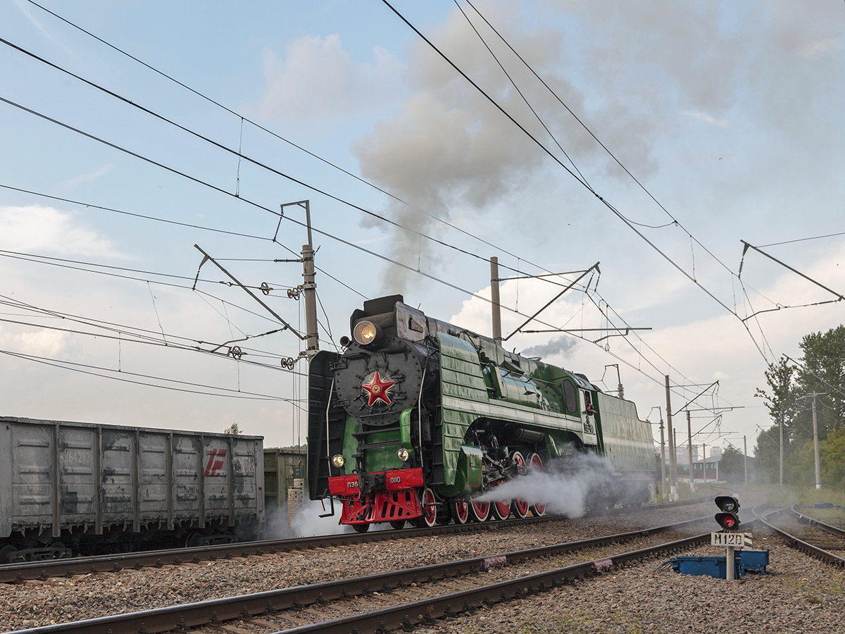 Die Dampflokomotive P36-0110 fährt auf dem Testring in Schtscherbinka am 4. August 2018.