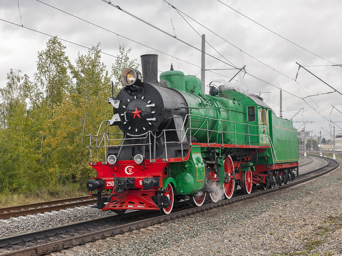 Die Dampflokomotive Su 250-64 fährt auf dem Testring in Schtscherbinka am 9. September 2012. Die Lokparade zum 175-jährigen Jubiläum der Russischen Eisenbahn.