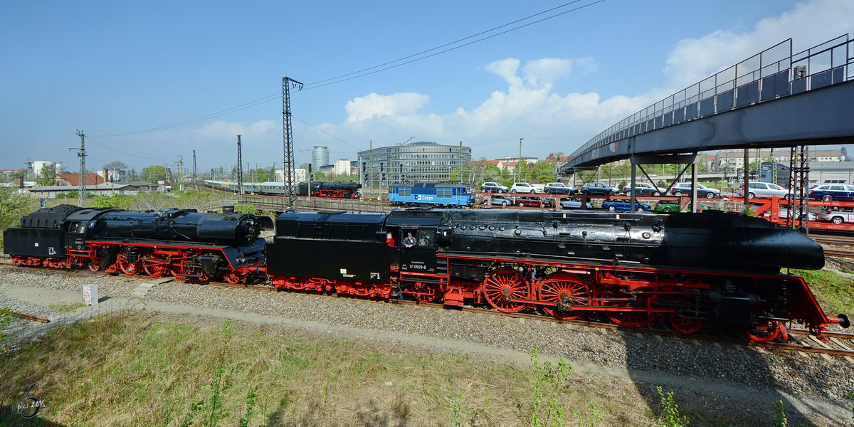 Die Dampflokomotiven 01 0509-8 und 03-1010 warten auf ihren nächsten Einsatz. Im Hintergrund kommt die 01-150 von einer Sonderfahrt zurück, während die 372 014-1 auf die Weiterfahrt wartet. (Dresden, April 2014)