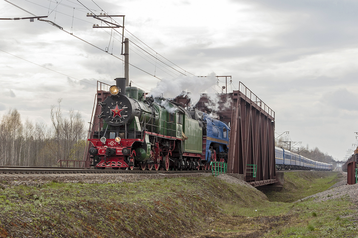 Die Dampflokomotiven Su 251-58 und P36 – 0032  passieren am 27.04.2007 mit Touristenzug “Golden Adler”  die Eisenbahnbrücke durch den Polja Fluss zwischen den Bahnhöfen Schatura und Kriwandino.