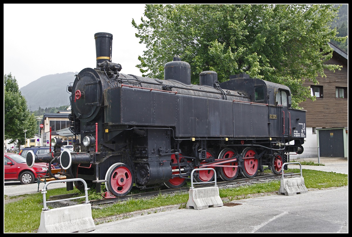 Die Danpflok 93.1379 ist am Bahnhofsvorplatz in Schwarzach St.Veit als Denkmal aufgestellt. Das Bild entstand am 23.05.2018.