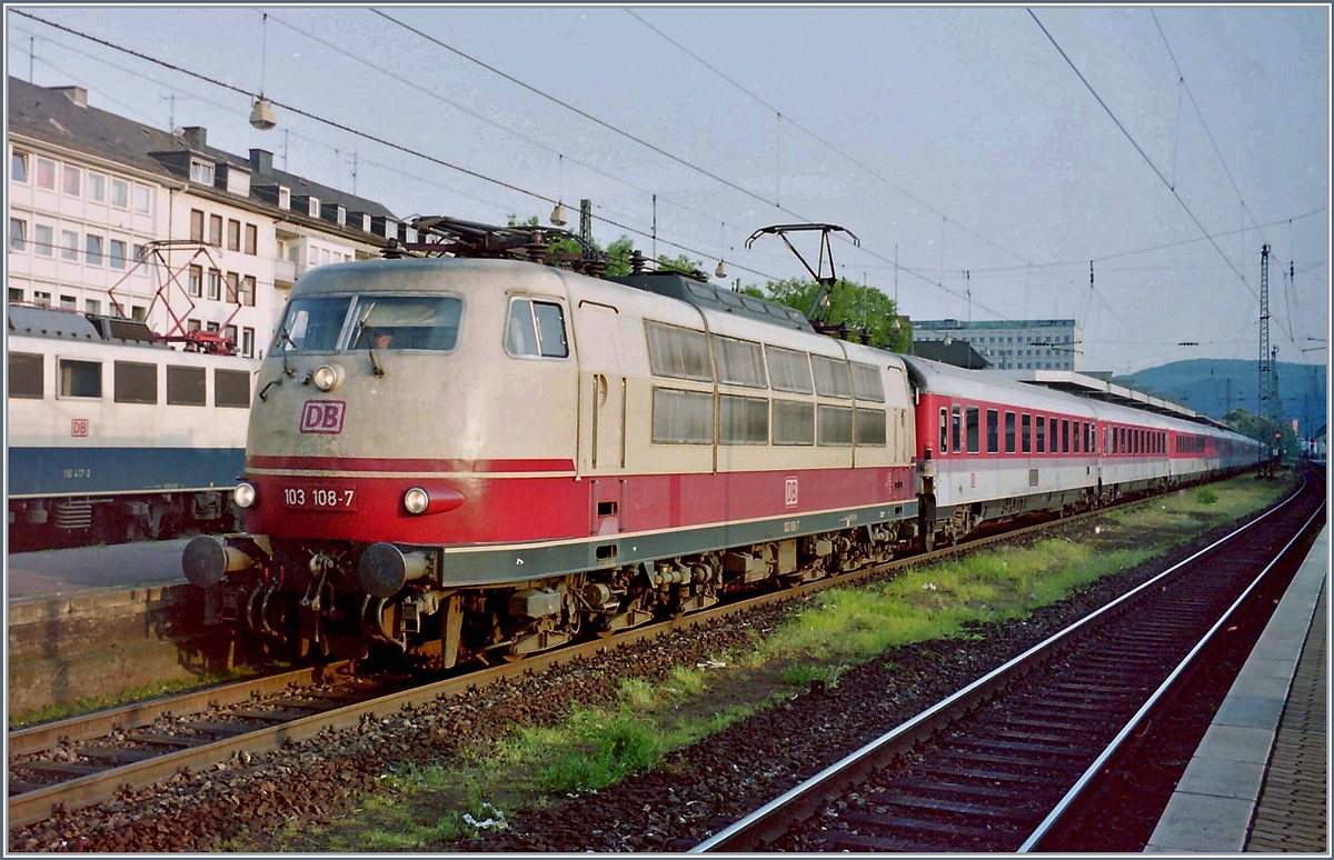 Die DB 103 108-7 mit einem IC Richtung Köln beim Halt in Koblenz HBF. 
(Analog Bild) 
12. Mai 1998