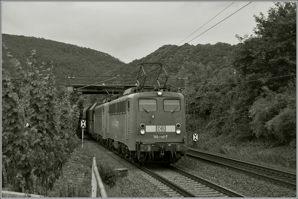 Die DB 140 790-7 zieht mit einer Schwesterlok einen Güterzug bei Winningen Mosel aufwärts.
20. Juni 2014
