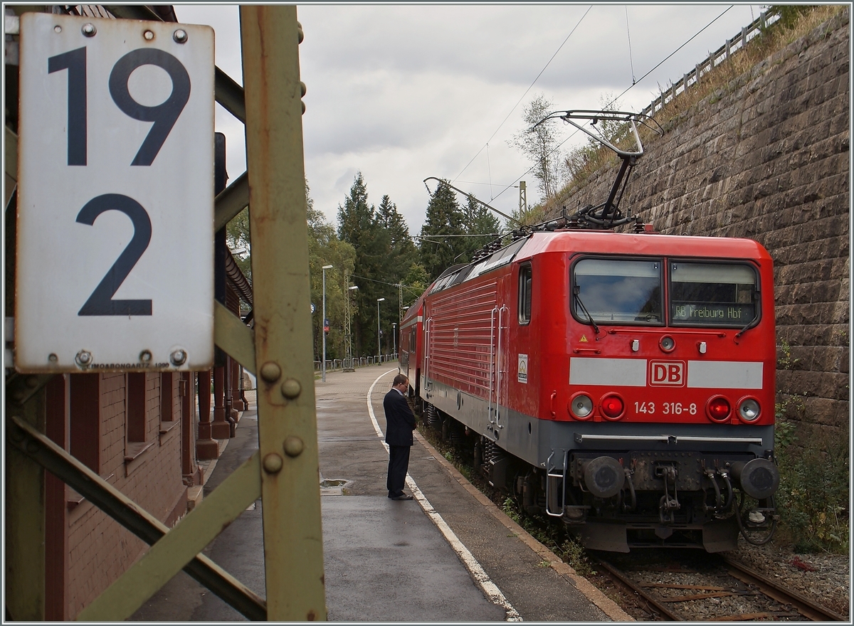 Die DB 143 316-8 wartet in Seebrugg, der Zugausgansstaion mit ihre RB auf die Abfahrt nach Freiburg im Breisgau.
14. Sept. 2015