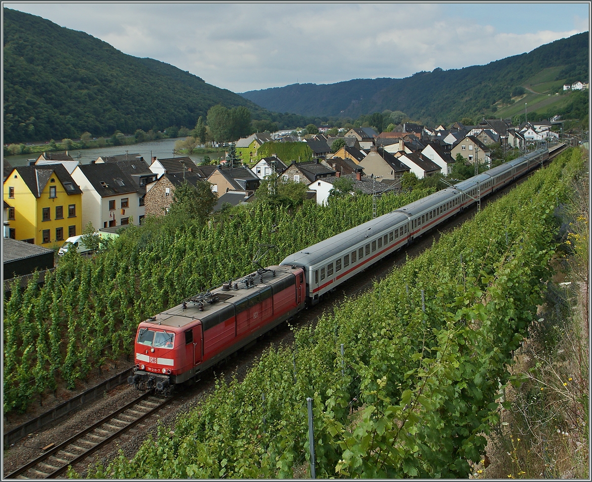 Die DB 181 219-7 mit einem IC Luxembourg - Norddeich Mole bei Hatzenport.
21. Juni 2014