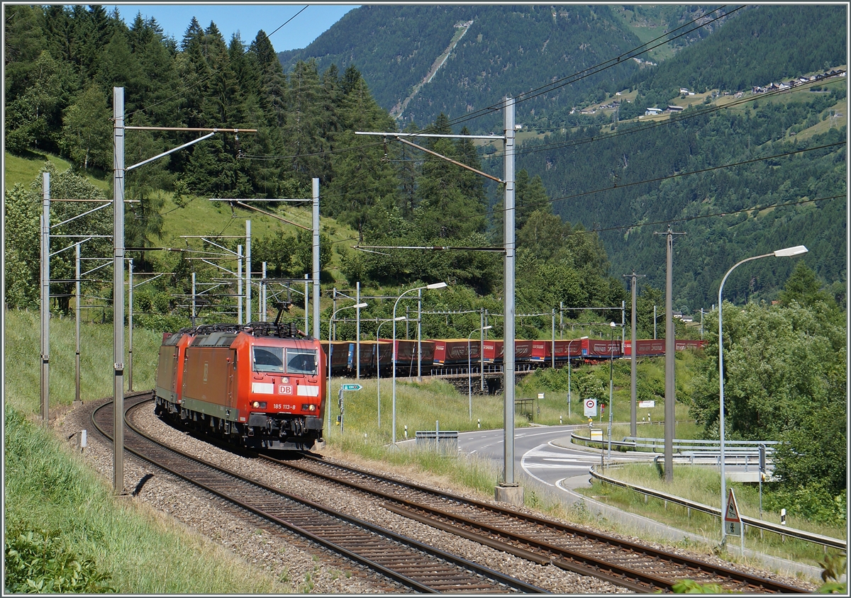 Die DB 185 113-8 und eine weitere 185 mit dem  Winner-Zug  kurz vor Rodi Fieso. 
24. Juni 2015
