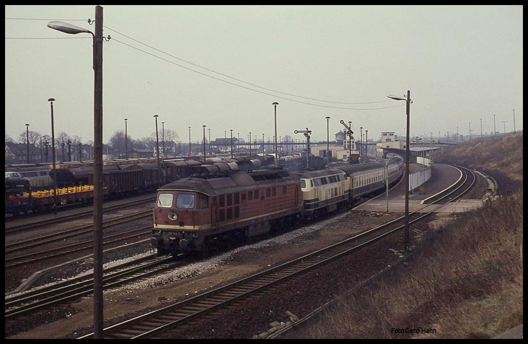 Die DB 216223 hat hier am 29.3.1991 im Grenzbahnhof Gerstungen Vorspann durch die DR 132002 bekommen. Nun geht es mit dem D nach Eisenach weiter in Richtung Osten!