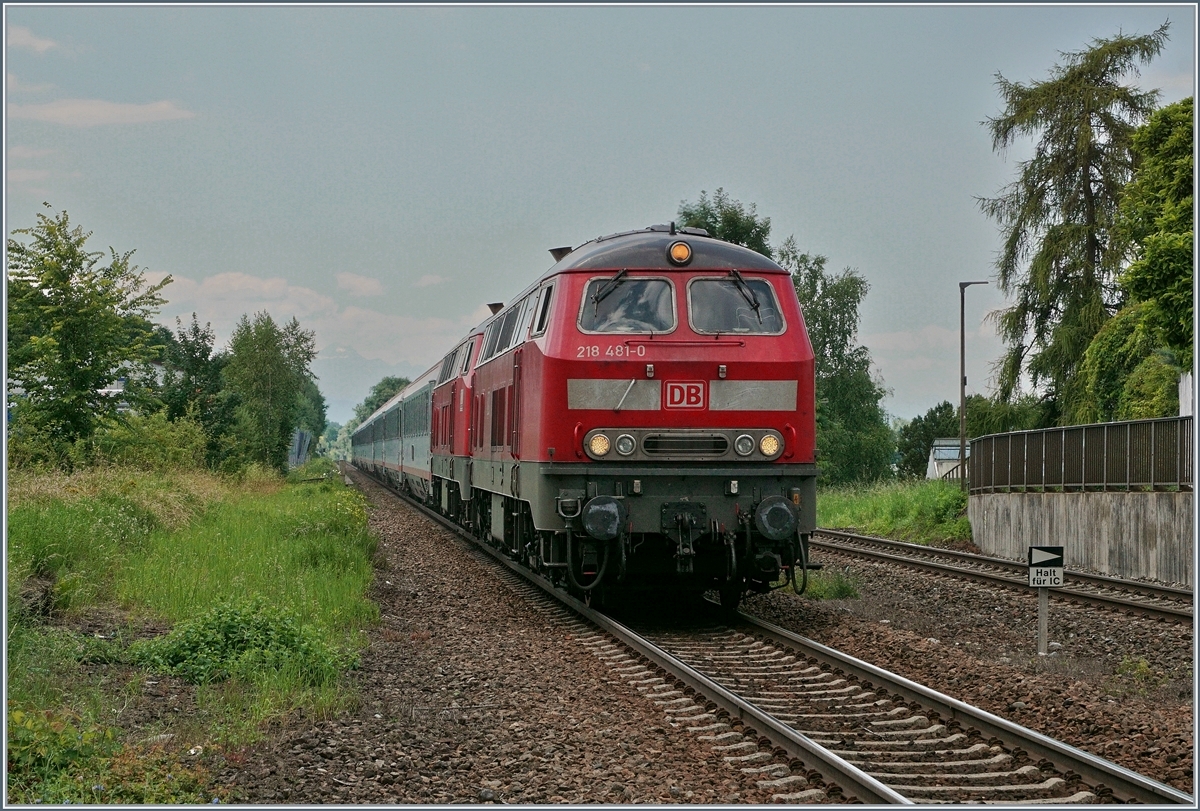 Die DB 218 481-0 und eine weitere 218 sind mit dem IC Innsbruck - Münster bei Meckenbeuren Richtung Ulm unterwegs.
16. Juli 2016