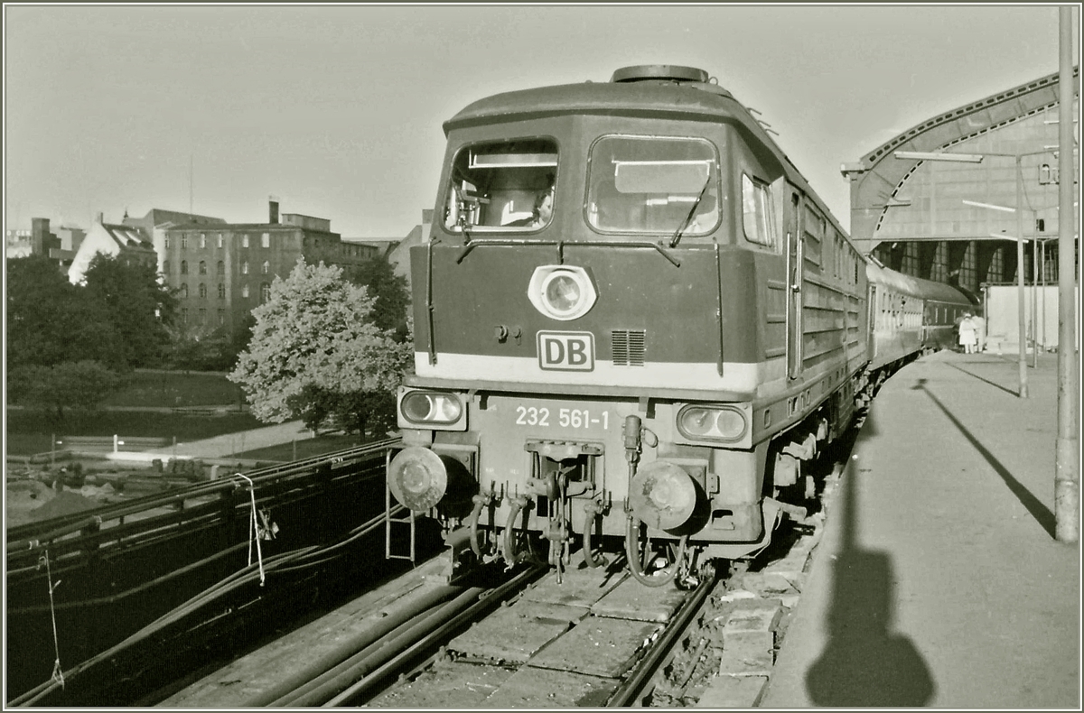 Die DB 232 561-1 ist mit einem Nachtzug im damals noch Fahrdrahtlosen Bahnhof Berlin Friedrichstraße angekommen. Interessant auch, der Blick nach links in die Stadt Berlin.
(Analog Bild)
3. Mai 1994