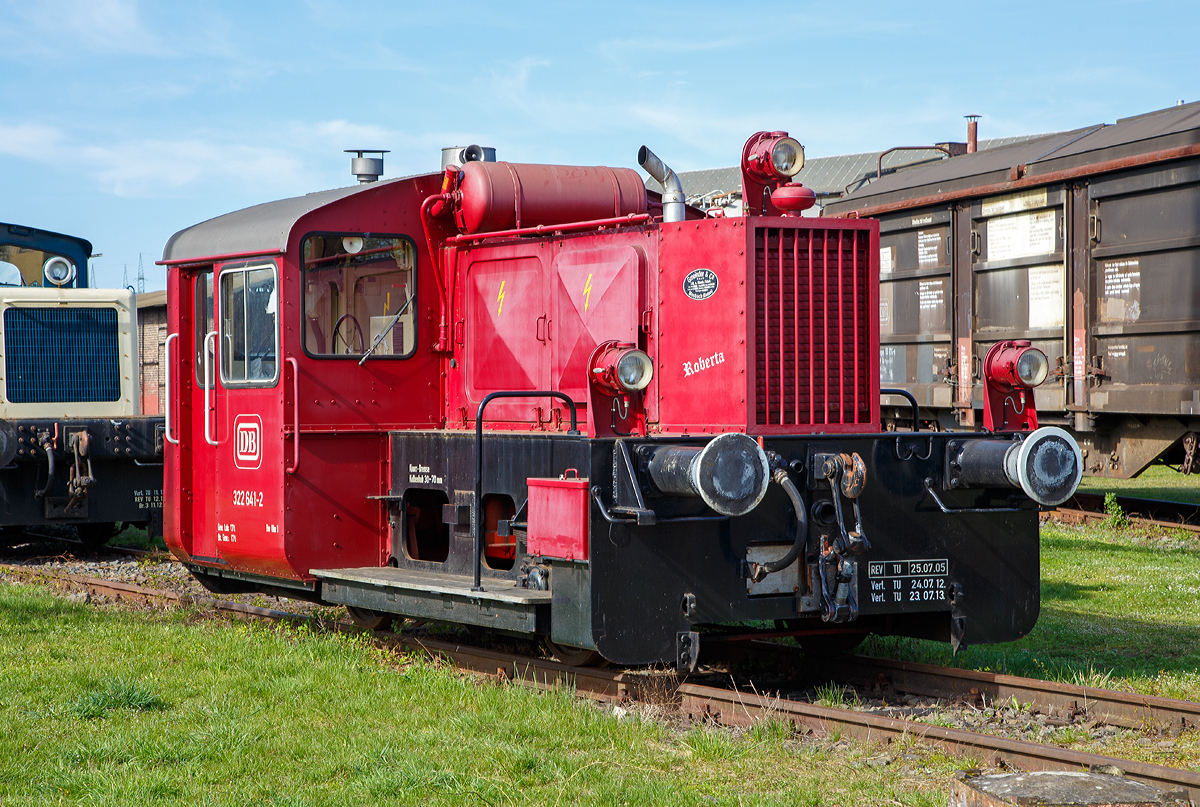 
Die DB 322 641-2 „Roberta“, ex DB 321 553-0, ex DB Köf 6186, am 25.03.2017 im DB Museum Koblenz-Lützel.

Die Köf II wurde 1954 von Gmeinder & Co in Mosbach (Baden) unter der Fabriknummer 4815 gebaut und als Köf 6186 an die Deutsche Bundesbahn ausgeliefert. 1968 erfolgte die Umzeichnung in 321 553-0. Die Baureihe 321 galt für Loks ohne Druckluftbremse, also mit den originalen Fußbremsen. Nach dem Umbau 1970 auf Druckluftbremse wurde sie 322 641-2 umgezeichnet. Die eigentliche Ausmusterung bei der DB erfolgte bereits 1987, aber sie blieb im Konzern als Gerät im internen Verschub in Tübingen, ab 2004 in Ulm, erhalten. 2014 ging sie dann ans DB Museum.

Die Bezeichnung Köf II bedeutet:
K=Kleinlokomotive  / ö = Dieselmotor (Öl) / f = Flüssigkeitsgetriebe / II = Leistungsgruppe II (51 bis 150 PS)

In den Jahren 1932 - 38 beschaffte die Reichsbahn 887 Lokomotiven dieser Baureihe. Durch die Einwirkungen des Krieges stark dezimiert übernahm die spätere Bundesbahn noch 444 Exemplare und ließ, zwischen 1952 und 1965 noch 731 weitere Maschinen der Leistungsgruppe II neu bauen. Diese splitteten sich in die Baureihen 322 – 324  (kurzzeitig auch 321).

Der Antrieb erfolgt Dieselhydraulisch, d.h. die Kraftübertragung erfolgt vom Motor auf ein Voith-Turbogetriebe und von diesem über Rollenketten auf die beiden Achsen. 

Die Hersteller waren Gmeinder, O&K, Krupp, KHD, BMAG, Borsig, Jung und Henschel. Die Baureihe hat nun ausgedient und ist nur noch vereinzelt in div. Museen anzutreffen.



TECHNISCHE DATEN:
Achsformel : B 
Spurweite: 1.435 mm
Länge über Puffer: 6.450 mm
Achsabstand: 2.500 mm
Treibraddurchmesser: 850 mm
Dienstgewicht: 17 t 
Motor-Bauart: Reihen-Sechszylinder-Dieselmotor 
Motortyp: Kaelble GN 130 S (Motor-Nr.17982)
Leistung:  128 PS
Getriebe: Voith L33U
Höchstgeschwindigkeit: 30 km/h 
Anfahrzugkraft: 27,5 kN

Die Kraftübertragung vom Getriebe auf die Achsen erfolgt über Rollenketten.