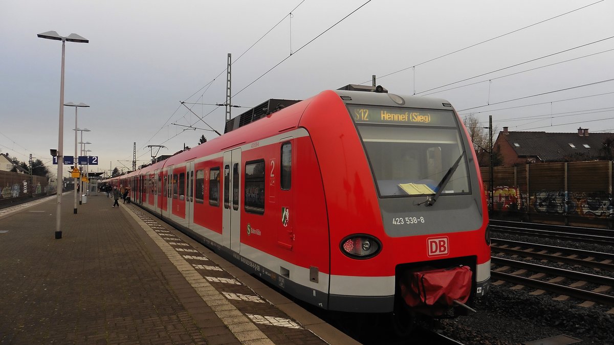 Die DB 423 538-8 mit der S-12 von Horrem nach Hennef beim Planmässigen Halt in Spich.

Spich (Troisdorf)
22.12.2016