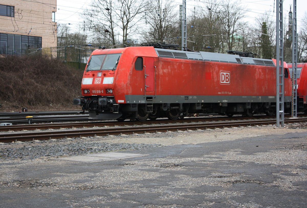 Die DB Cargo 185 018-9 steht mit einer Schwesterlok in Aachen-West abgestellt.
Sie wird am nächsten Tag im Güterbahnhof Rangieren.

15.03.2018
Aachen-West