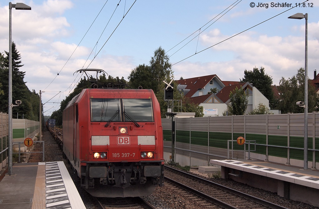 Die DB-Lok 185 397 mit einem Güterzug nach Nürnberg am 11.8.12 im neuen Haltepunkt Feucht Ost.