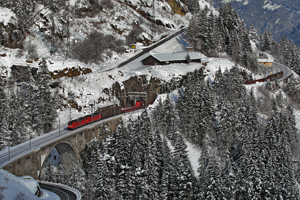 Die DB Loks 185 123-7 und 185 129-4 fahren mit einem gemischten Güterzug über die mittlere Meienreussbrücke.Bild vom 3.2.2015