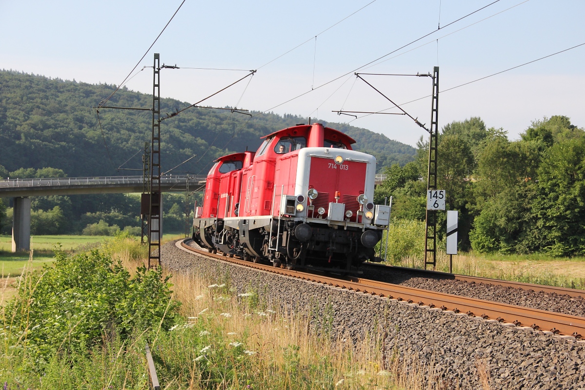 Die DB Notfalltechnik-Loks 714 013 und 714 007 auf Fahrt gen Norden. Aufgenommen bei Hermannspiegel am 09.07.2013.