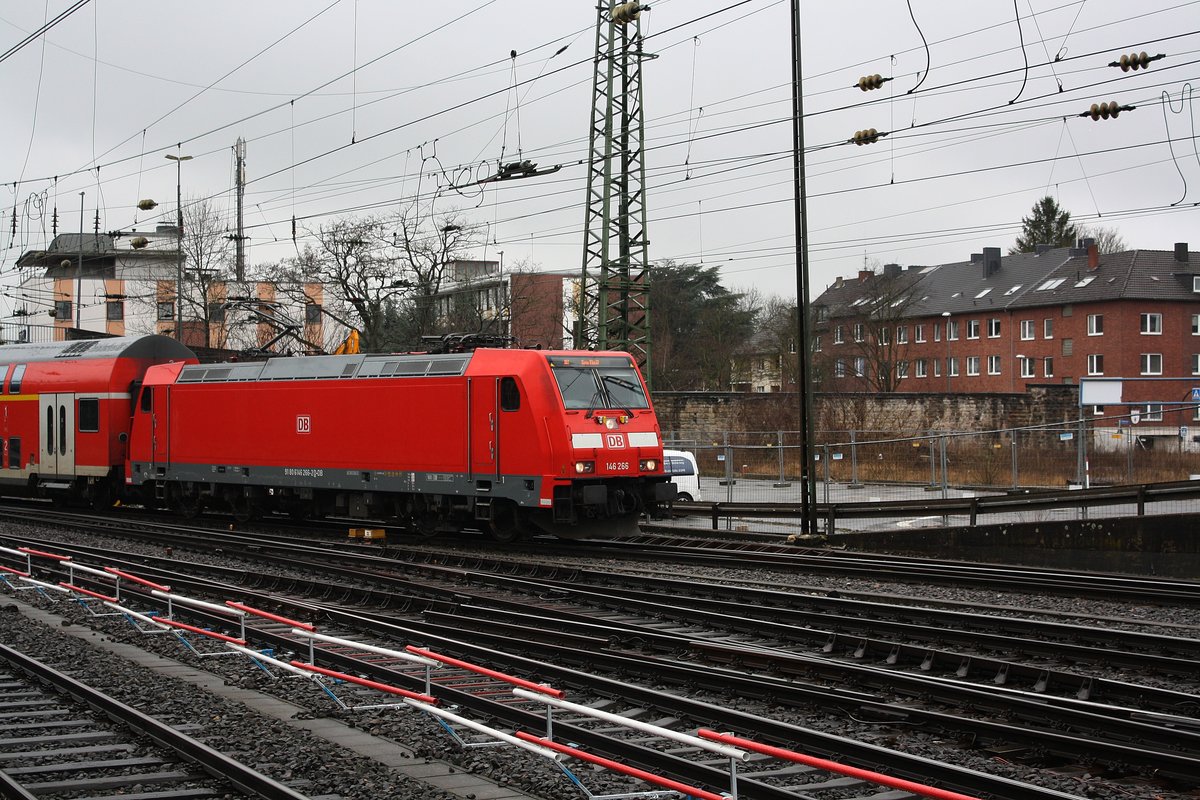 Die DB Regio NRW 146 266 fährt zur Bereitstellung auf Gleis 2 um in kürze als RE 1 nach Hamm zu fahren.
Bis zum Fahrplanwechsel 2016 fuhr der RE 1 alle 2 Stunden weiter nach Paderborn.

16.03.2018
Aachen HBF