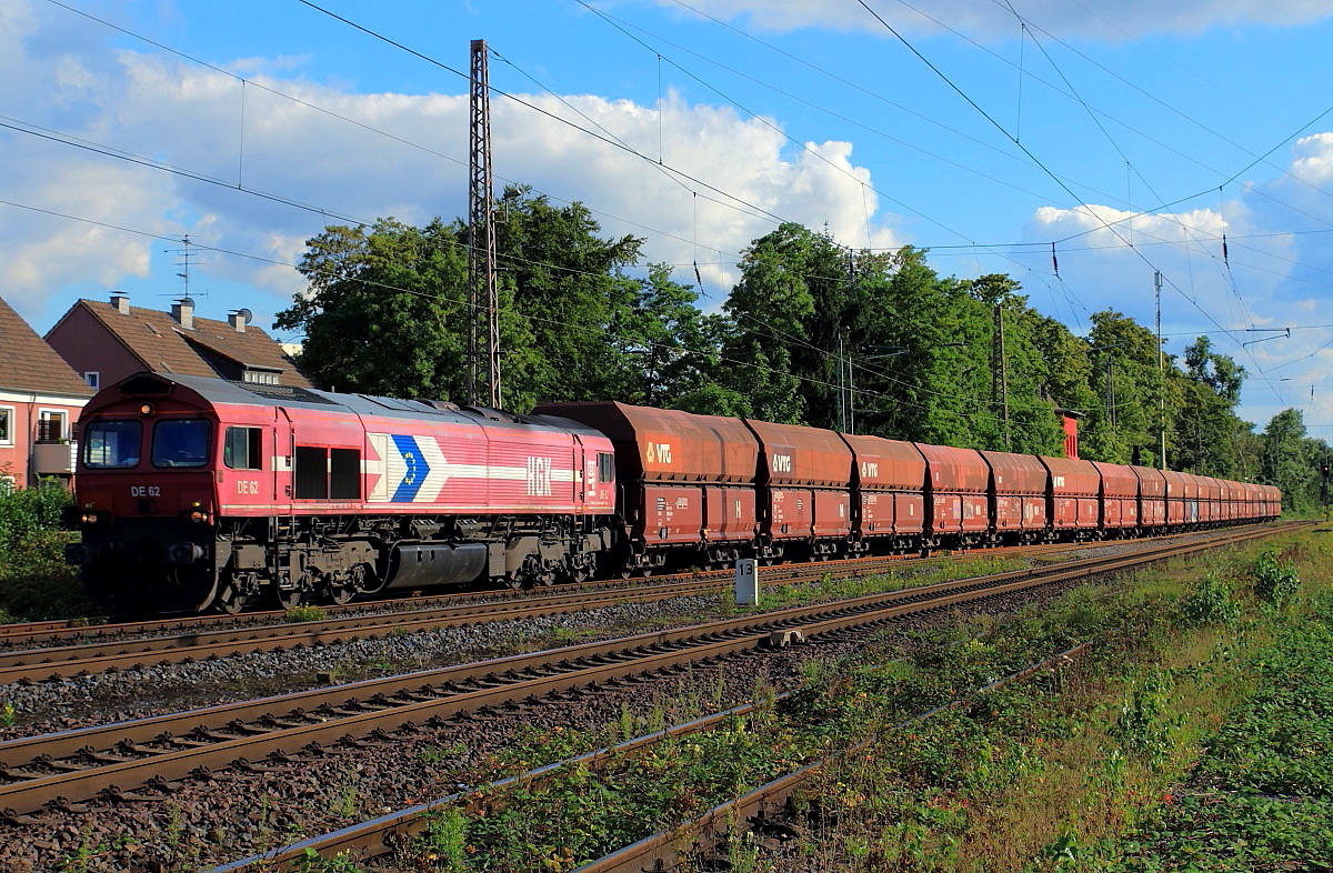 Die DE 62 der HGK befördert am 10.09.2015 einen Güterzug durch Lintorf in Richtung Norden