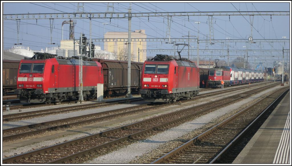 Die Deutsche Bahn ist in der Übermacht im schweizerischen St.Margrethen. 185 124-5, 185 085-8 und Re 6/6 11640  Münchenstein . (14.03.2014)