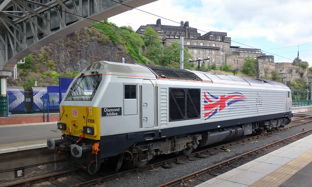 Die diesel-elektrische 67026  Diamond Jubilee  der DB Schenker (UK) Ltd. am 31.8.2014 abgestellt in Edinburgh-Waverly. 
Das besondere Farbschema hat die Lok erhalten, weil sie anläßlich des diamantenen Thronjubiläums der Queen im Jahre 2012 die Ehre hatte, den Zug der königlichen Familie durch Großbritannien zu ziehen.